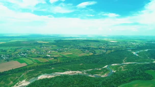 トップビュー。空中ドローンは絵のように美しい村の周りを飛んでいます。4k. — ストック動画