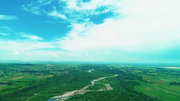 Un drone survole une rivière dans un village. Ravish Countyside. 4K . — Video