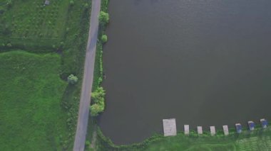 Sinematik hava drone göl ve etrafında muhteşem doğa ile güzel manzaralar ile sürüş. Kamyonlar ve arabalar yoldan geçiyor. 4k.