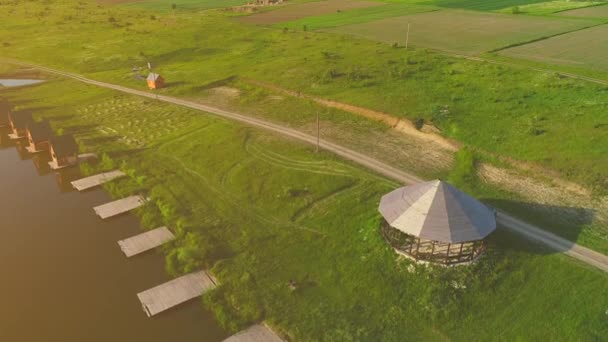 Bovenaanzicht van het landschap. luxe Cottage dorp met huizen en meer. 4. — Stockvideo