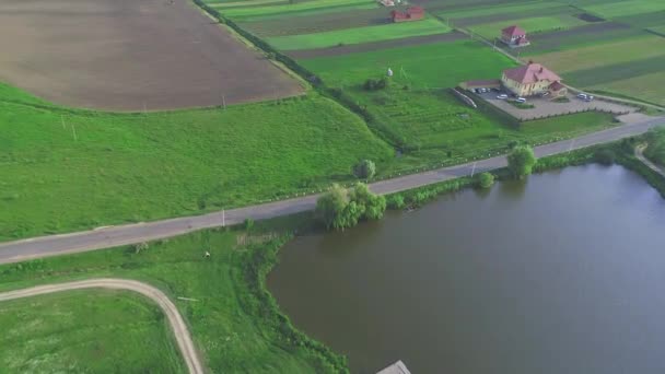 Drone bovenaanzicht van niet-stedelijk gebied, afgesloten met fascinerende omgeving. 4k. — Stockvideo