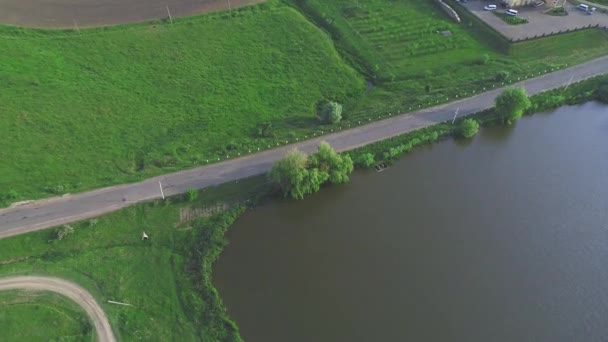 Vista aérea del pintoresco pueblo en verano. 4K . — Vídeo de stock