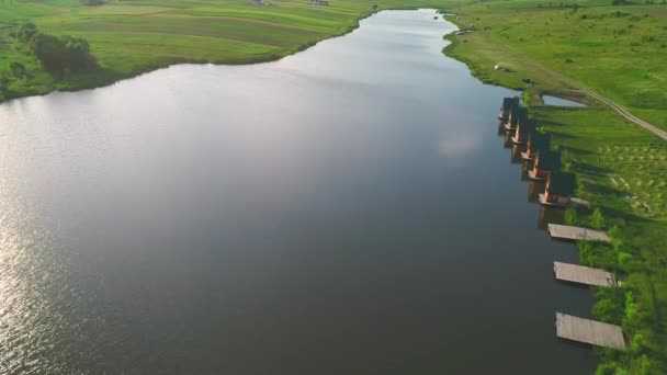 Luchtfoto van kalm meer tussen prachtige groene vallei. 4k. — Stockvideo