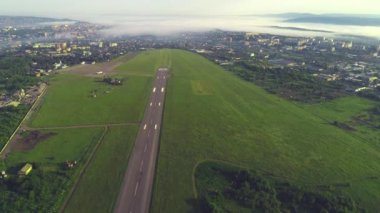 Şehir havaalanından havalandırılı uçağın yavaş hareketi. 4k.