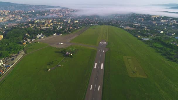 Movimento lento do avião decolando do aeroporto da cidade. 4K . — Vídeo de Stock