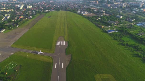 Пассажирский авиалайнер взлетает в сумерках, городской аэропорт, набирает высоту. 4K . — стоковое видео