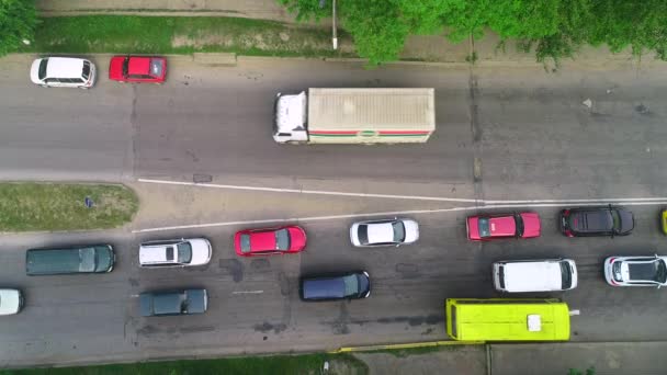 Antenne volgende weergave van veel auto's rijden op landweg in bos. 4k. — Stockvideo