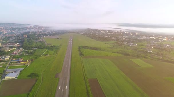 Vista aerea di piccola aviazione, situato in prossimità della zona di campagna. 4K . — Video Stock