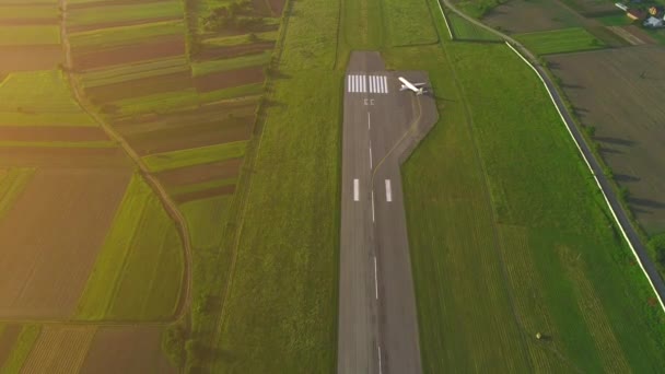 이륙 라인을 켜는 작은 비행기의 조감도 또는 새의 시야. 4k. — 비디오