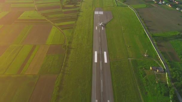 Letecký pohled nebo ptačí pohled na malé letadlo, které se otáčí na vzletu. 4k. — Stock video