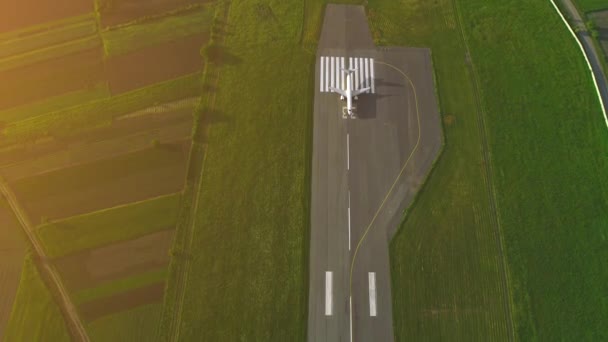 滑走路の航空写真は、郊外の住宅や商業地区に位置する空港の上に離陸します。4k. — ストック動画