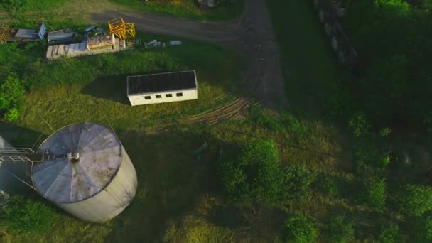 Antenne volgende weergave van veel auto's rijden op landweg in bos. 4k. — Stockvideo