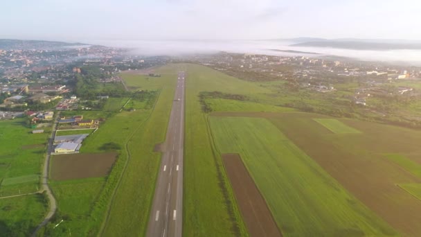 이륙 폭주와 흰색 비행기가 비행작은 공항의 공중 보기. 4k. — 비디오
