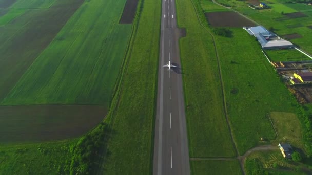 Вид с воздуха на белый самолет, запускающийся с взлета в воздух. 4K . — стоковое видео