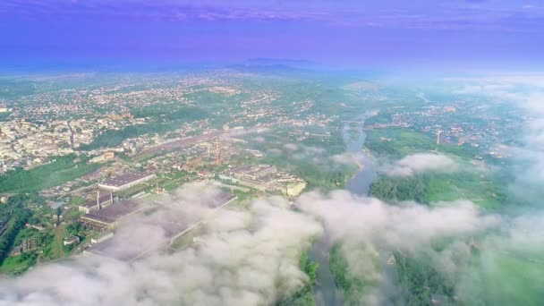 令人惊叹的紫色雾在房子和河流上多云的天空鸟瞰图。4k. — 图库视频影像