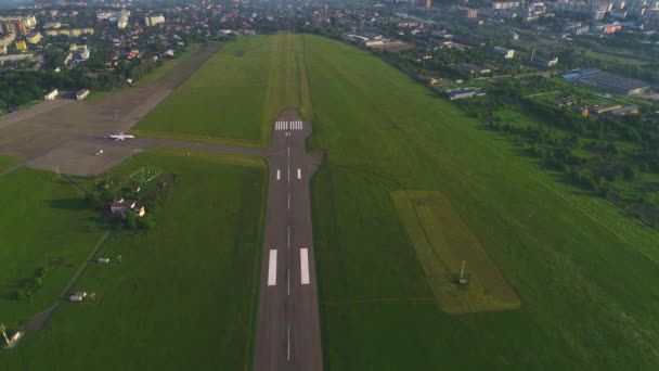 Slow Motion van passagier vliegtuig bewegende langs opstijgen Runaway in de schemering, stad luchthaven, wint hoogte. 4k. — Stockvideo