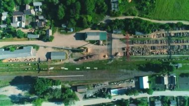 Ormanlarla dolu vagonların havadan görünümü, yol kenarındaki demiryolu raylarında, arabaların da içinde olduğu bir şekilde seyahat ediyor. 4k.