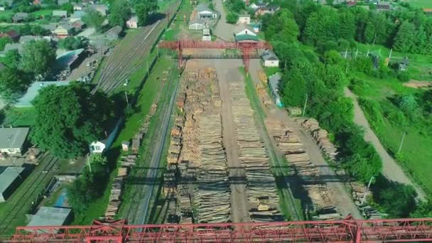 Letecká střela létání nad železničními stopami a hromady lesů poblíž obytných prostor. 4k. — Stock video