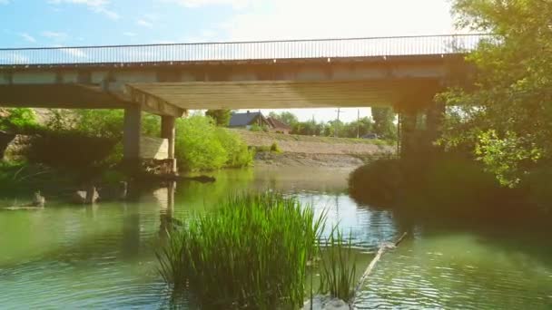 Lage luchtfoto van een rivier en een brug over het. 4k. — Stockvideo