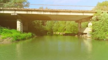 Drone sakin nehir üzerinde uçuyor ve üzerinde köprü. 4k.