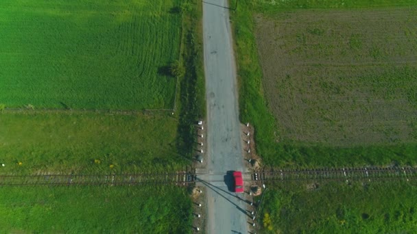 시골 길을 따라 운전하는 빨간 자동차의 다음 공중 상단. 4k. — 비디오