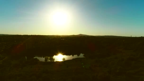 Drone-weergave van prachtig landschap en alle geschenken van de natuur in warme zonsondergang. 4k. — Stockvideo