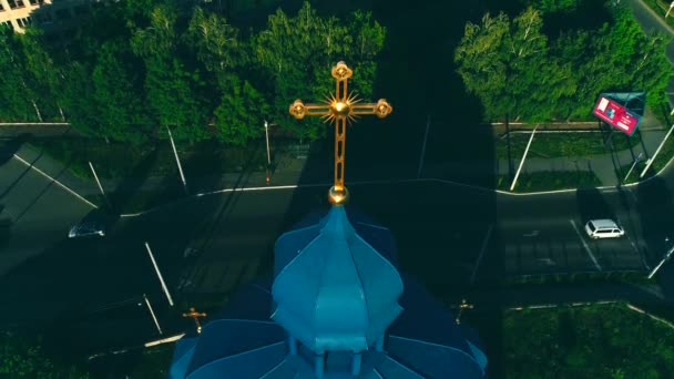 Närbild av korset av den ortodoxa kyrkan bland parken av mix skog och väg på solig dag. 4K. — Stockvideo