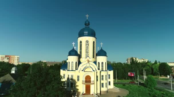 Воздух поднимается над церковью с голубыми куполами. 4K . — стоковое видео