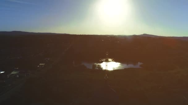 Close-up van het Kruis op de katholieke kerk op zonnige avond. 4k. — Stockvideo