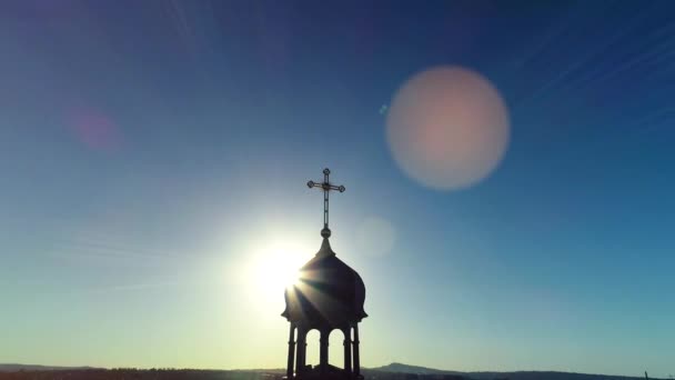 Luchtfoto van de orthodoxe kerk, kathedraal met gouden kruis en koepel. 4k. — Stockvideo