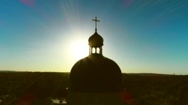 Günbatımı kilise kubbe havadan görünümü. 4k.