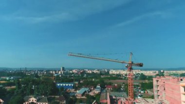 Büyük otopark yakın yeni konut bina Wint kule vinç inşaat alanı havadan görünümü çevreleyen. 4k.