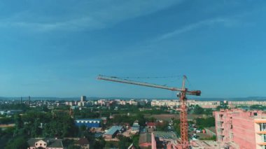 Kule vinç ile yeni konut inşaat binanın havadan görünümü. 4k.