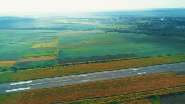 Vista aérea da pequena aviação, localizado em perto da cidade, com um edifício incrível e natureza. 4K . — Vídeo de Stock