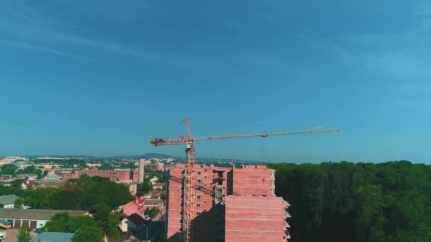 Video riprese con drone di cantiere con un occhio di uccello nella soleggiata giornata estiva. 4K . — Video Stock