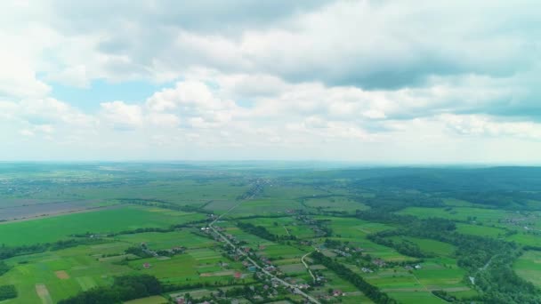 Vista aérea del pintoresco paisaje y el cielo nublado sobre él. 4K . — Vídeo de stock