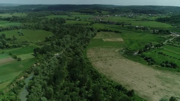 Zoom fuera del río y los campos en la zona rural desde la vista de los aviones no tripulados. 4K . — Vídeo de stock