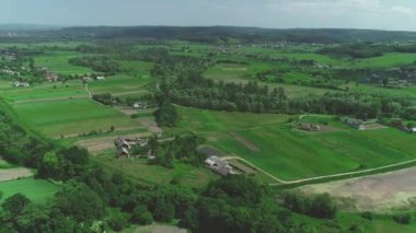 Güzel manzara bulunan küçük toplumun havadan drone görünümü. 4k.