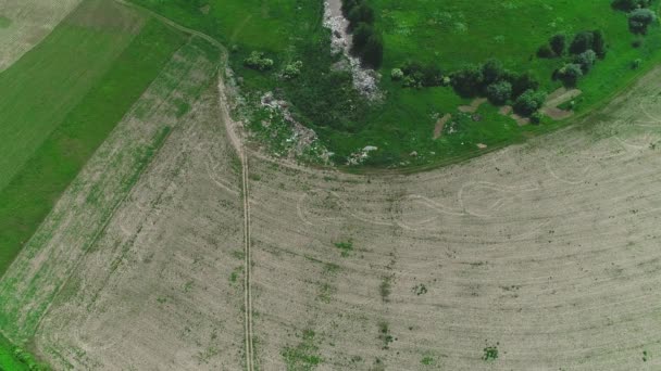 Vista aérea superior do campo vazio após harvers. 4K . — Vídeo de Stock