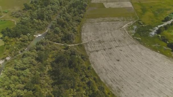 Flod och fält i landsbygdsområde från Drone View. 4K. — Stockvideo