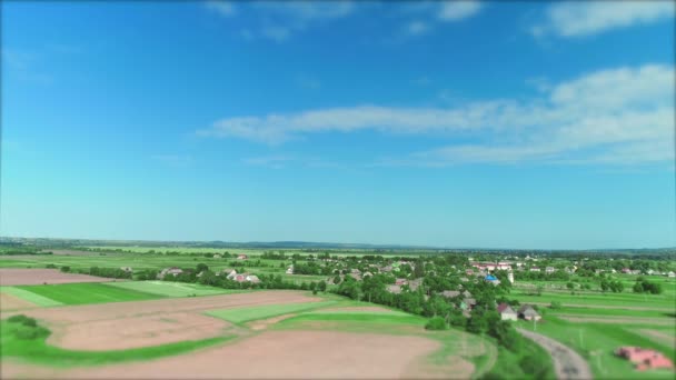 4k luchtfoto over geoogste velden op het platteland tijdens de late zomer. — Stockvideo