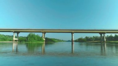 Güneşli yaz sabahı taze köpüklü nehir üzerinde düşük uçuş. 4k.