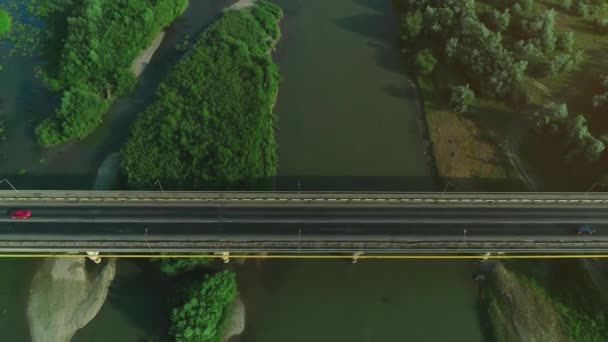 Geweldig landschap met een betonnen brug over de groene heuvelachtige Vallei. 4k. — Stockvideo