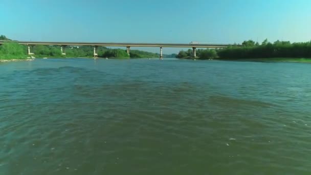 Lage vlucht over verse schuimige rivier op zonnige zomer ochtend. 4k. — Stockvideo