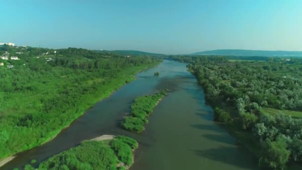 Drone disparar del puente sobre el río en un pueblo de campo en el bosque. 4K . — Vídeo de stock
