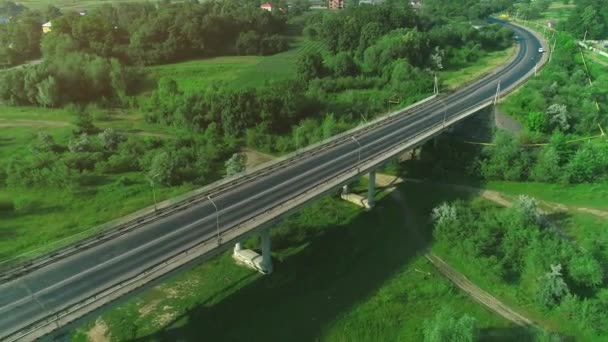 Vista aerea di una strada trafficata ponte con auto in movimento attraversando una palude con acqua e valle. 4K . — Video Stock