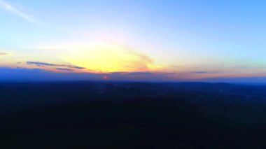 Dramatik altın ışık gün batımı havadan 4k görünümü.