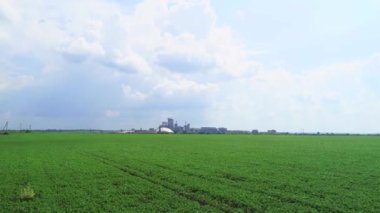 Bir tarım alanının alçaktan uçan drone havadan görünümü.