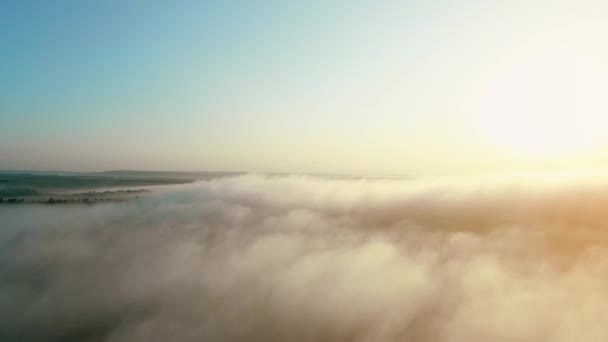 Hoog lucht beeld van de grote glanzende zon over pluizige gouden wolken. 4k. — Stockvideo