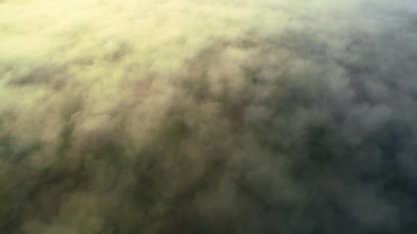 Volando a través de las nubes sobre las cimas de las montañas. 4K . — Vídeo de stock